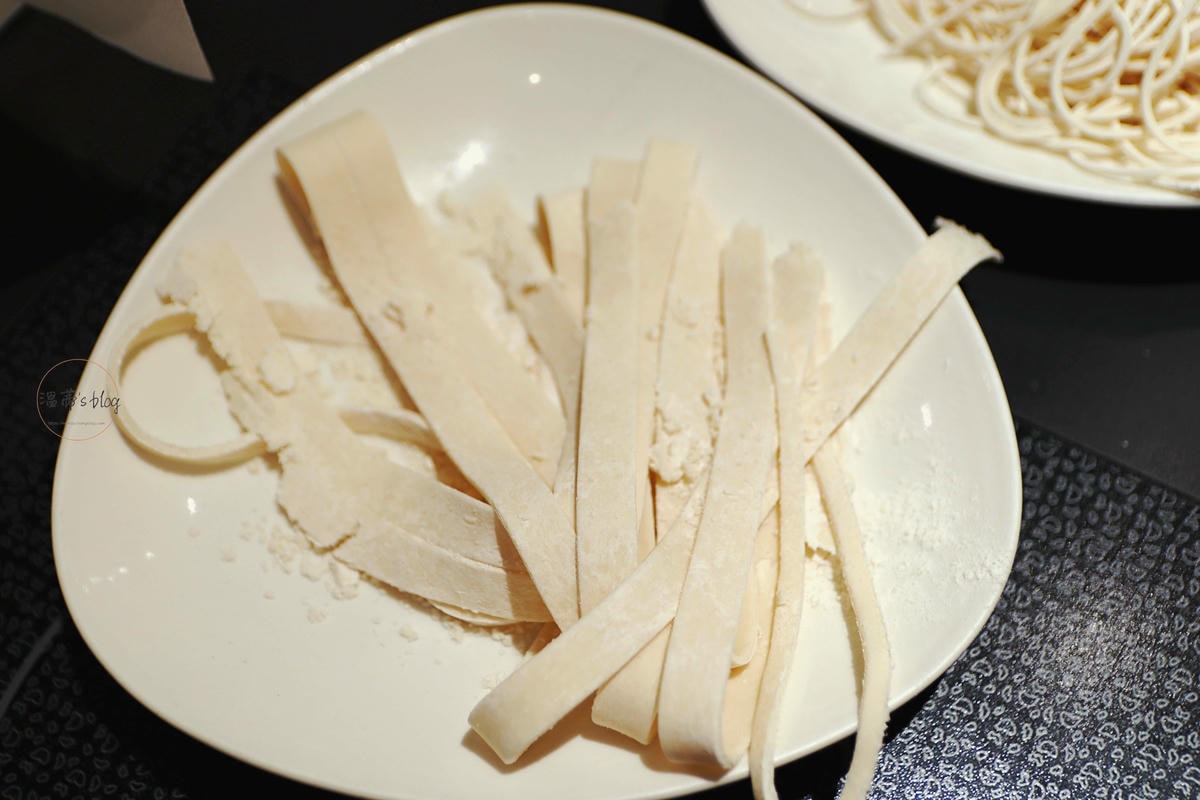 桃園中壢火鍋「荖子鍋Plus家樂福內壢店」賣場內人氣火鍋,自製麵條超涮嘴-附菜單 - 第9張圖 荖子鍋Plus家樂福內壢店 粗麵