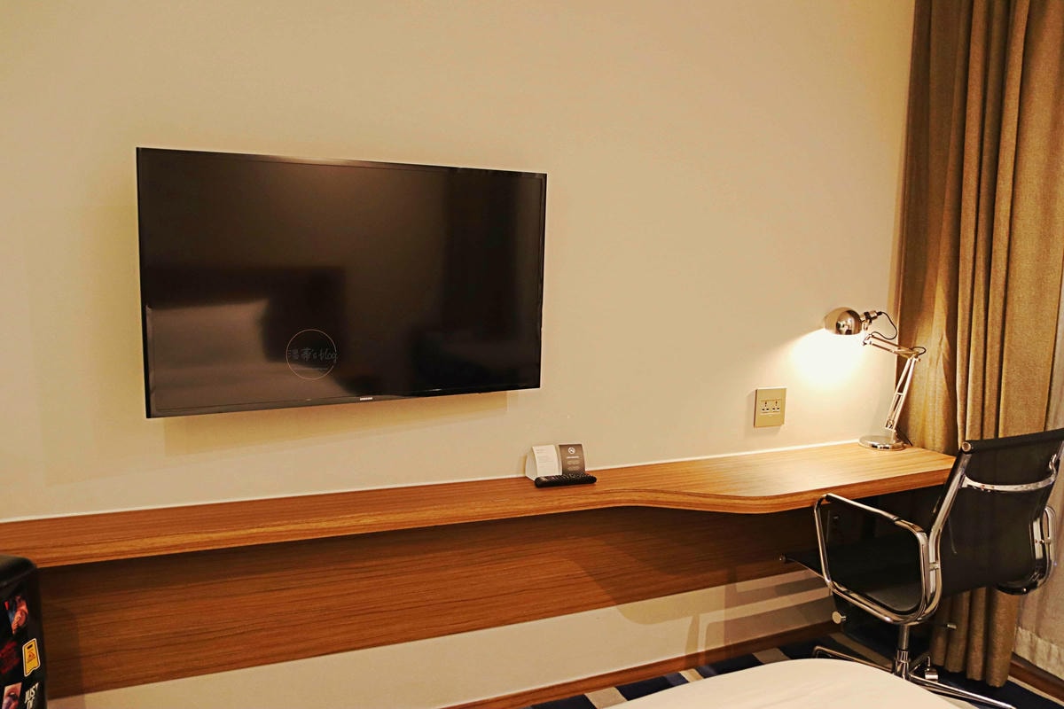 홈즈스테이 수원  雙人房型電視、桌椅
