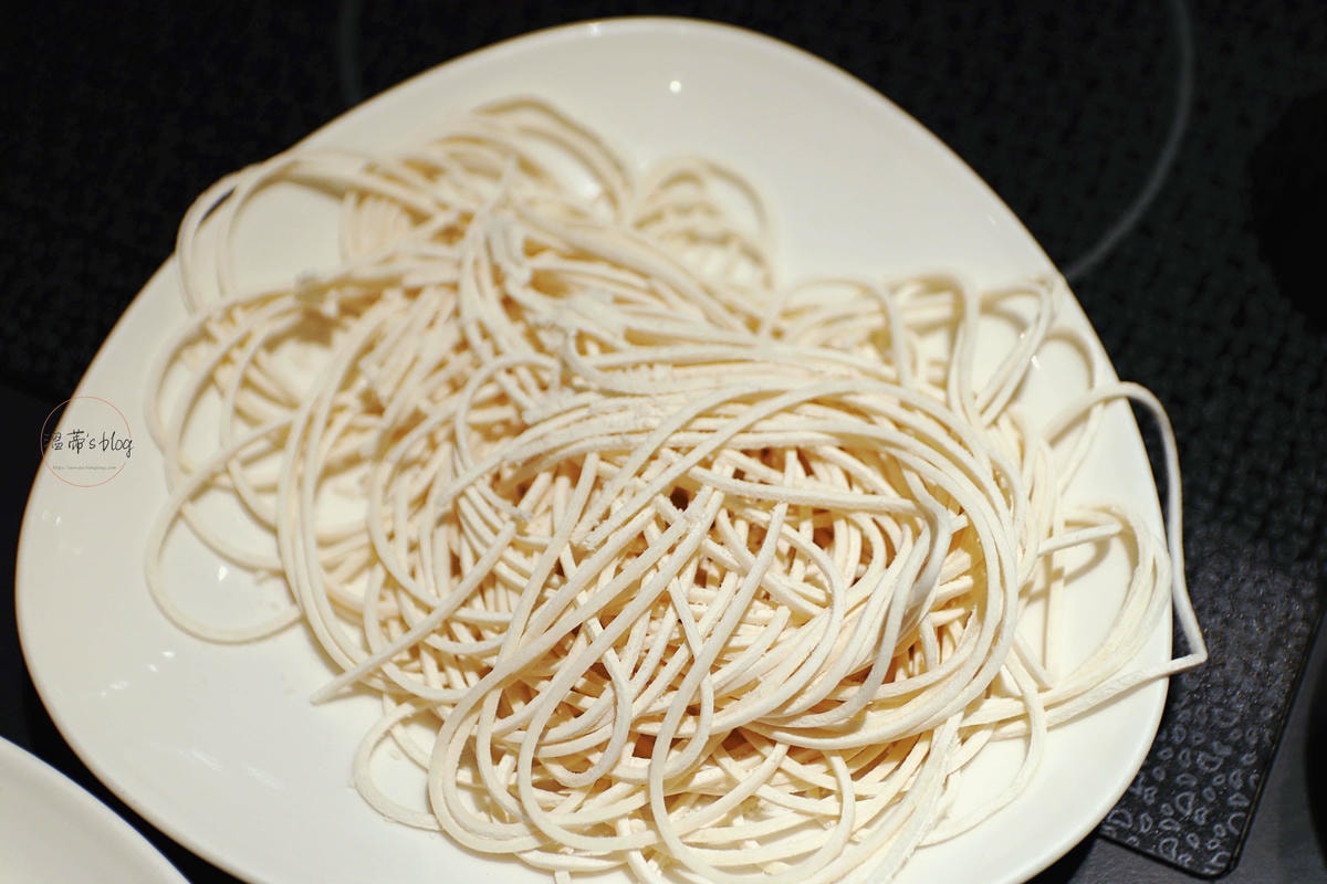 桃園中壢火鍋「荖子鍋Plus家樂福內壢店」賣場內人氣火鍋,自製麵條超涮嘴-附菜單 - 第10張圖 荖子鍋Plus家樂福內壢店 細麵