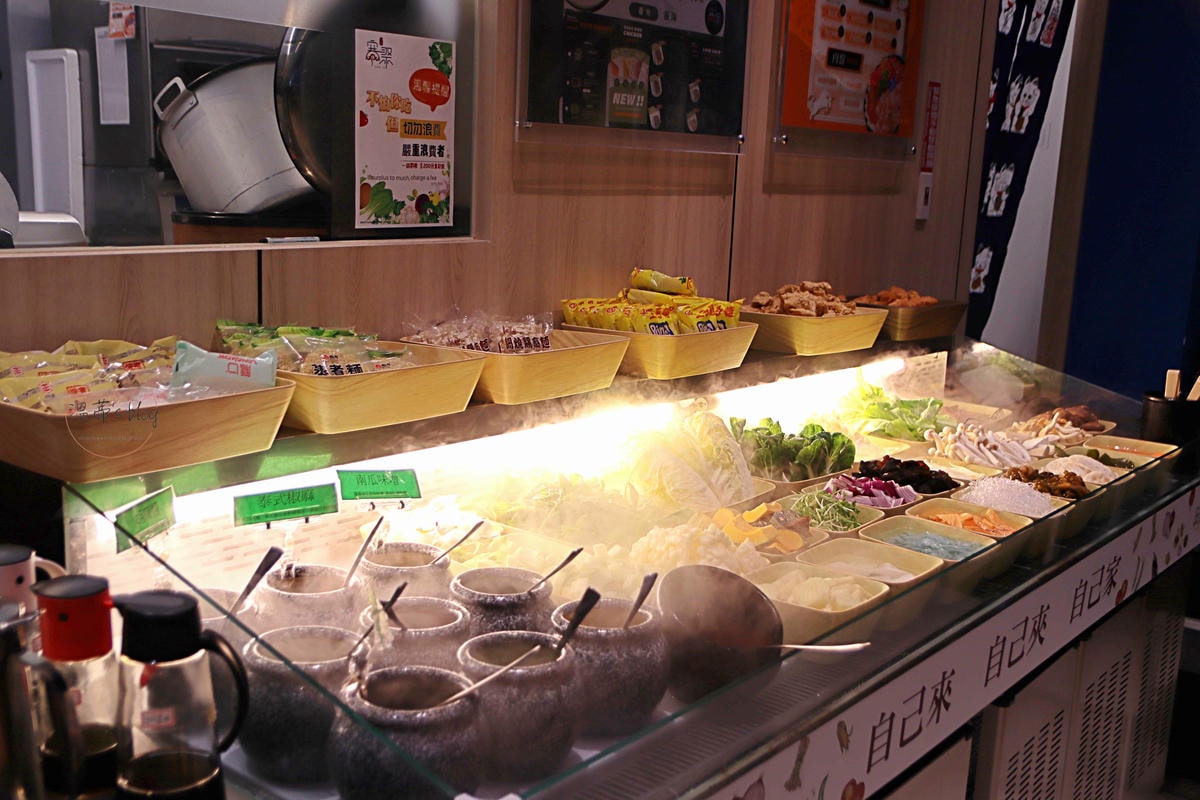 20251001-1pu60 寒聚精緻鍋物 自助吧蔬菜區