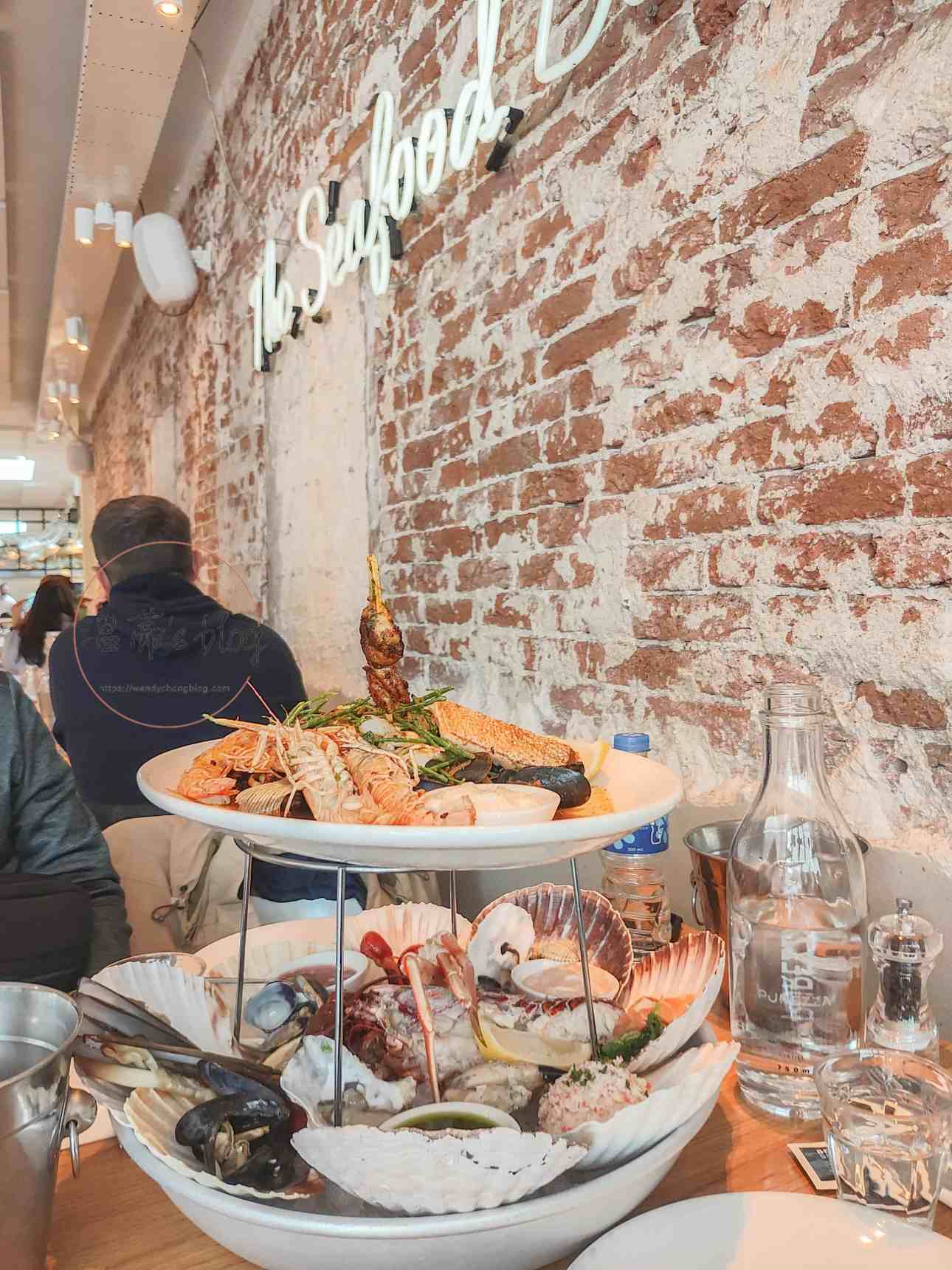 Combination of the Fruits de Mer ‘Seafood Bar’and the Mixed Grill89.5€/2 people