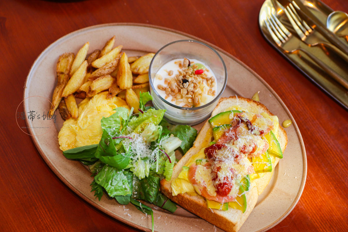 桃園蘆竹咖啡廳「Henion Coffee.赫尼恩」乾淨明亮又好拍的早午餐店-附菜單 - 第15張圖 北歐煙燻鮭魚佐酪梨350元