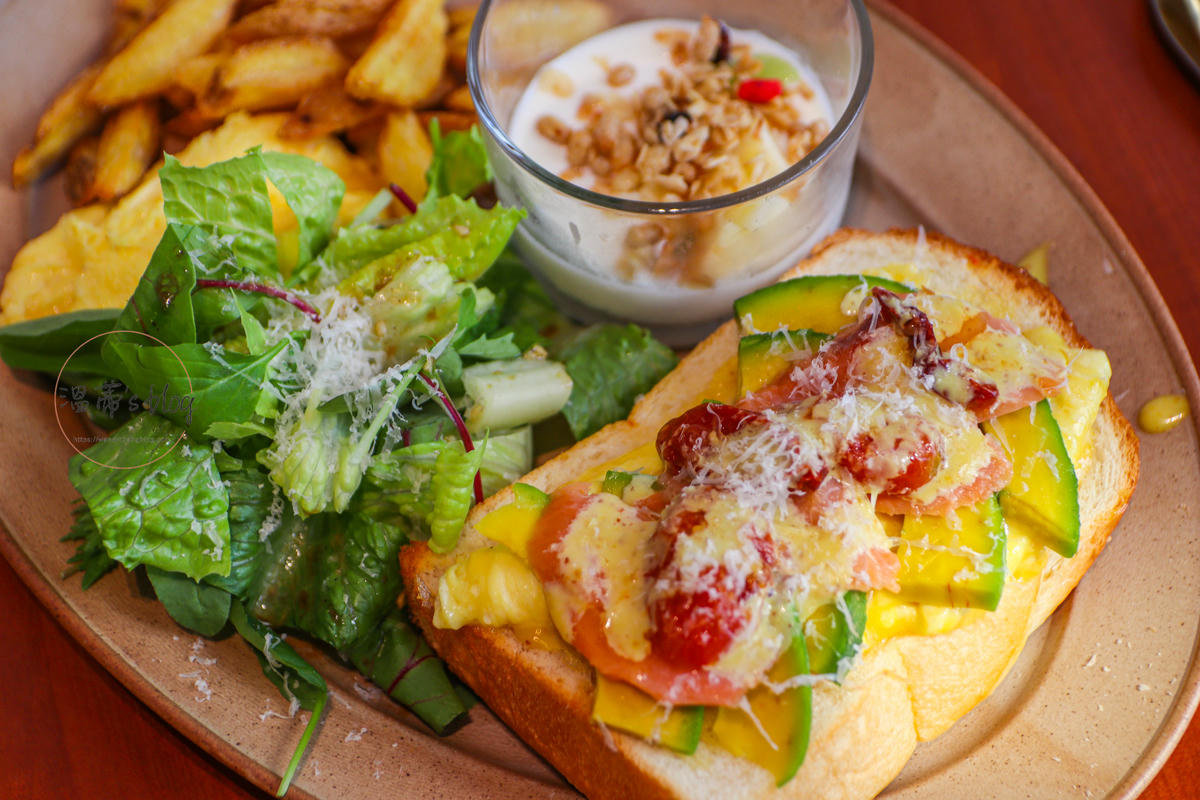 桃園蘆竹咖啡廳「Henion Coffee.赫尼恩」乾淨明亮又好拍的早午餐店-附菜單 - 第16張圖 北歐煙燻鮭魚佐酪梨350元