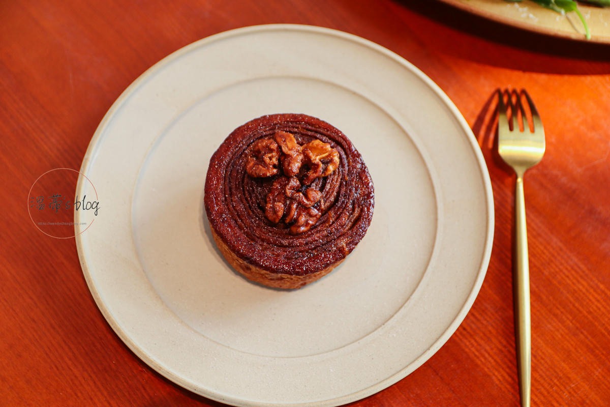 桃園蘆竹咖啡廳「Henion Coffee.赫尼恩」乾淨明亮又好拍的早午餐店-附菜單 - 第18張圖 焦糖核桃肉桂捲150元