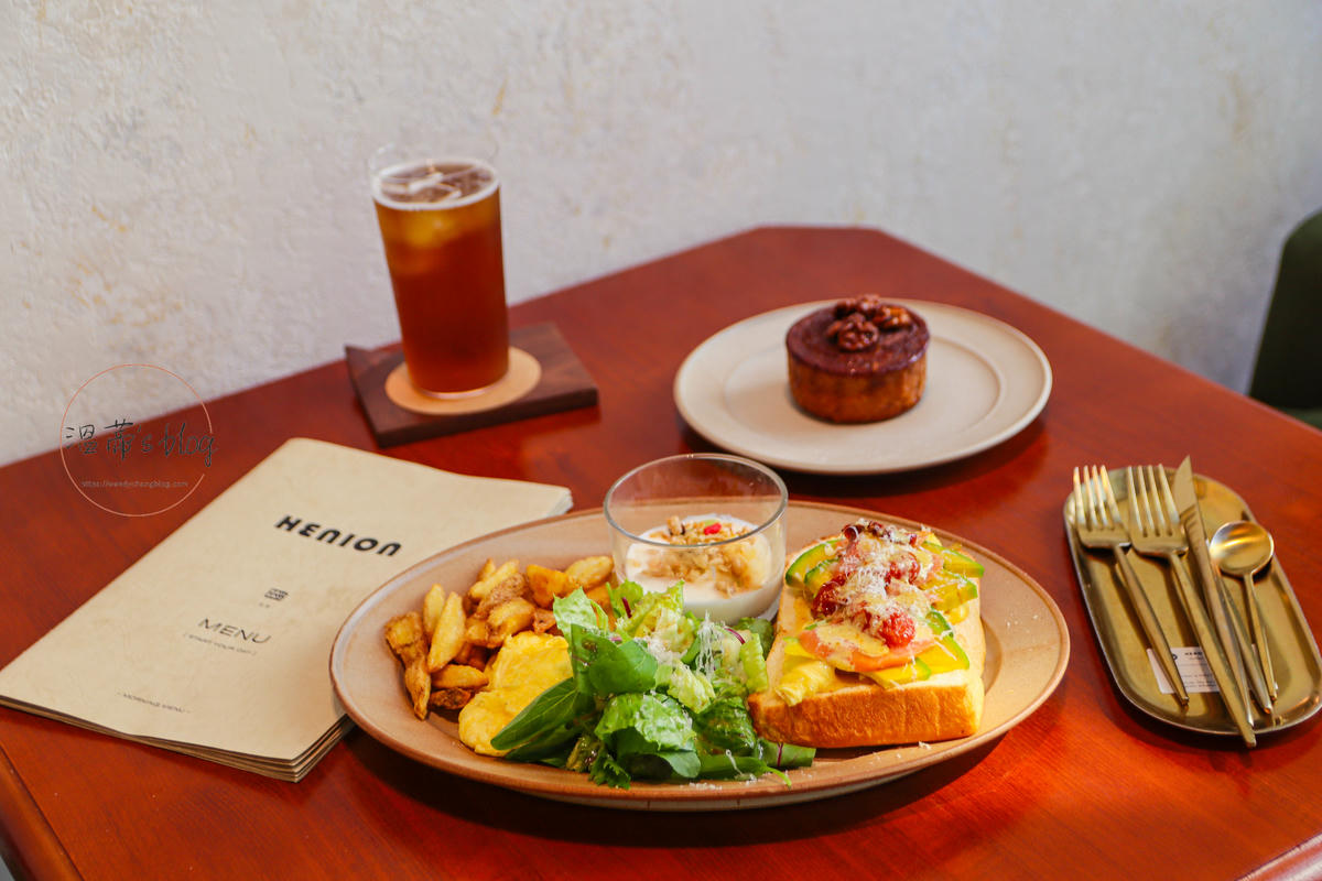桃園蘆竹咖啡廳「Henion Coffee.赫尼恩」乾淨明亮又好拍的早午餐店-附菜單 - 第14張圖 北歐煙燻鮭魚佐酪梨350元