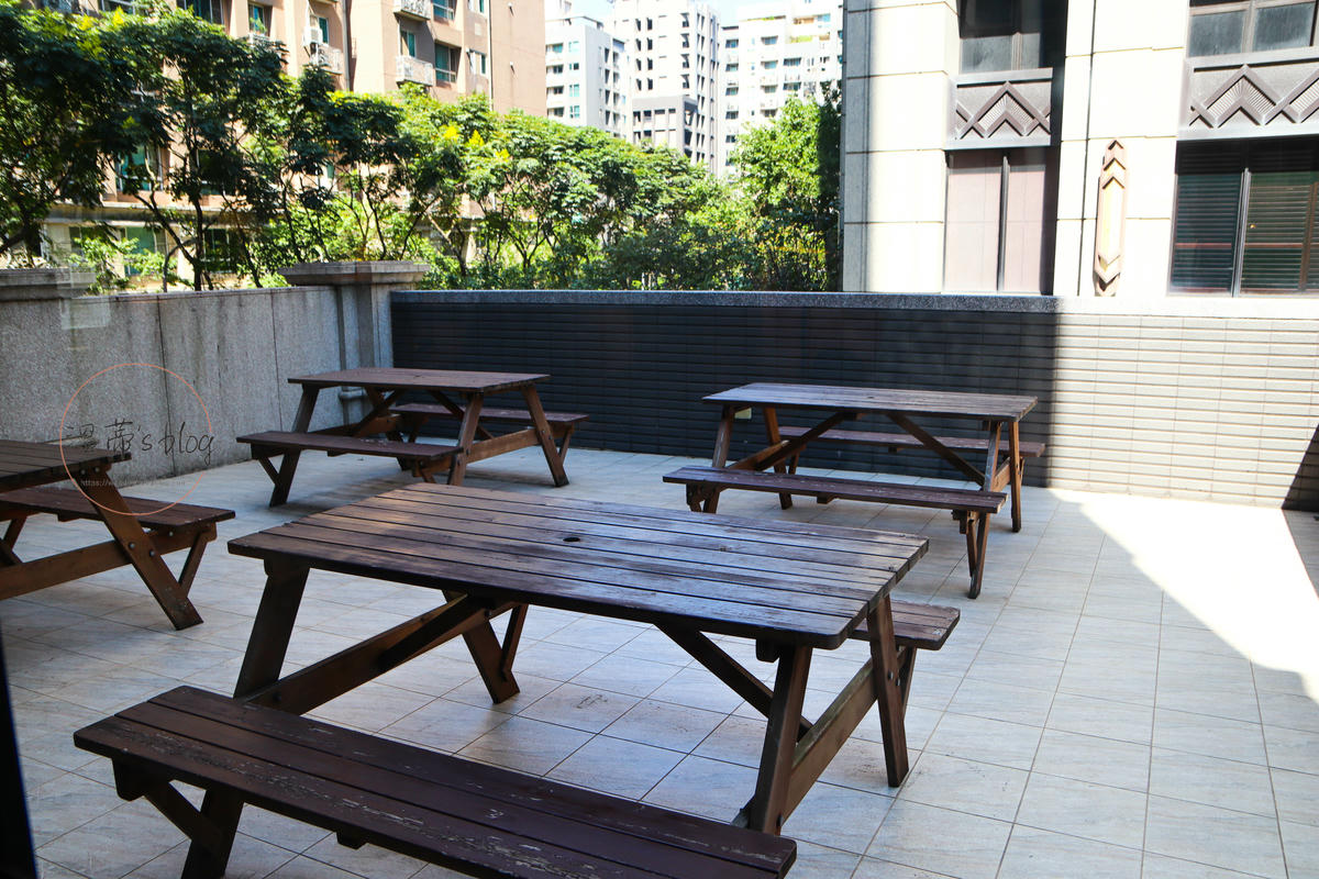 新北林口早午餐「IDK Café & Restaurant」環境質感滿分,義大利麵超好吃-附菜單 - 第8張圖 IDK Café & Restaurant 戶外座位區