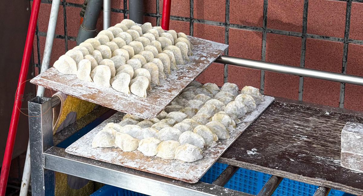 基隆美食「春興水餃店」現包皮薄多汁,排隊也要吃!-附菜單 - 第4張圖 春興水餃店 生水餃