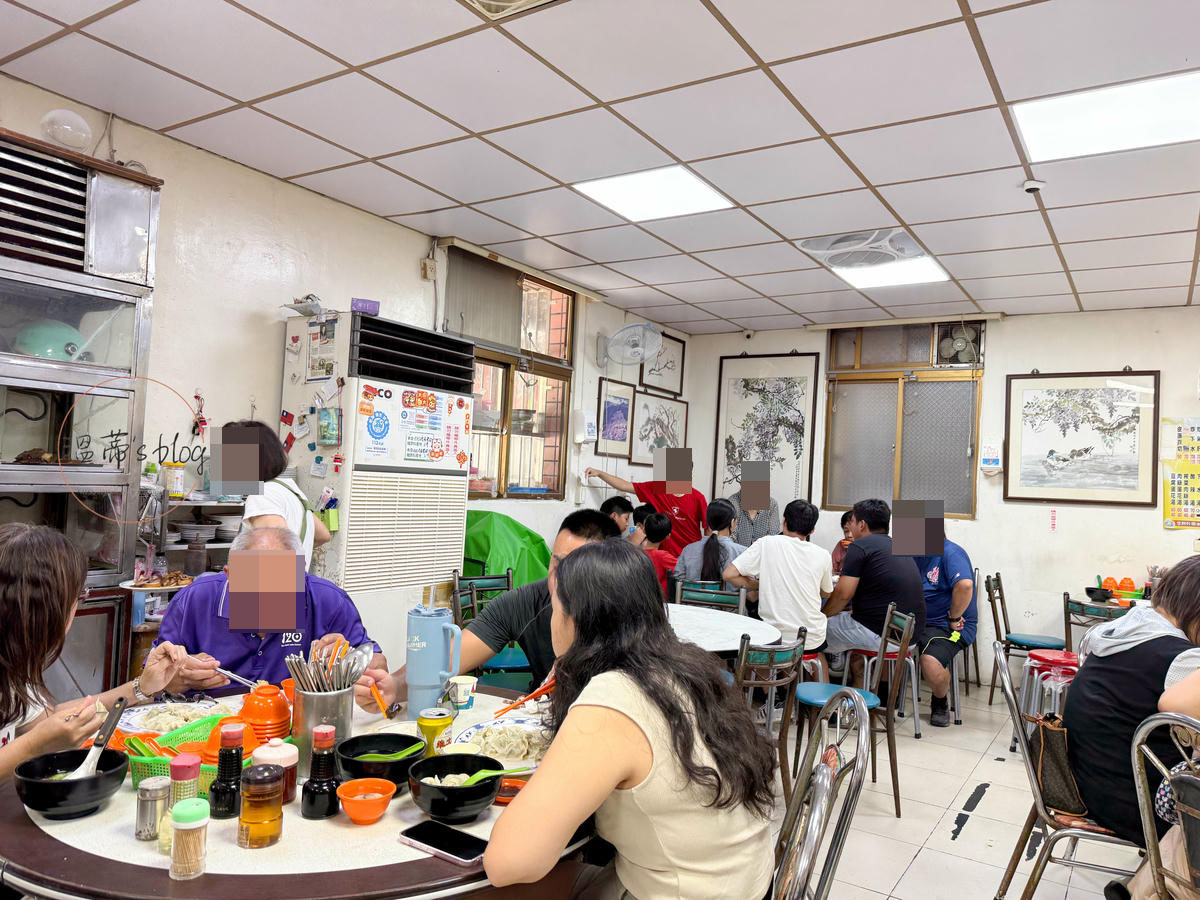 基隆美食「春興水餃店」現包皮薄多汁,排隊也要吃!-附菜單 - 第2張圖 春興水餃店 店內座位