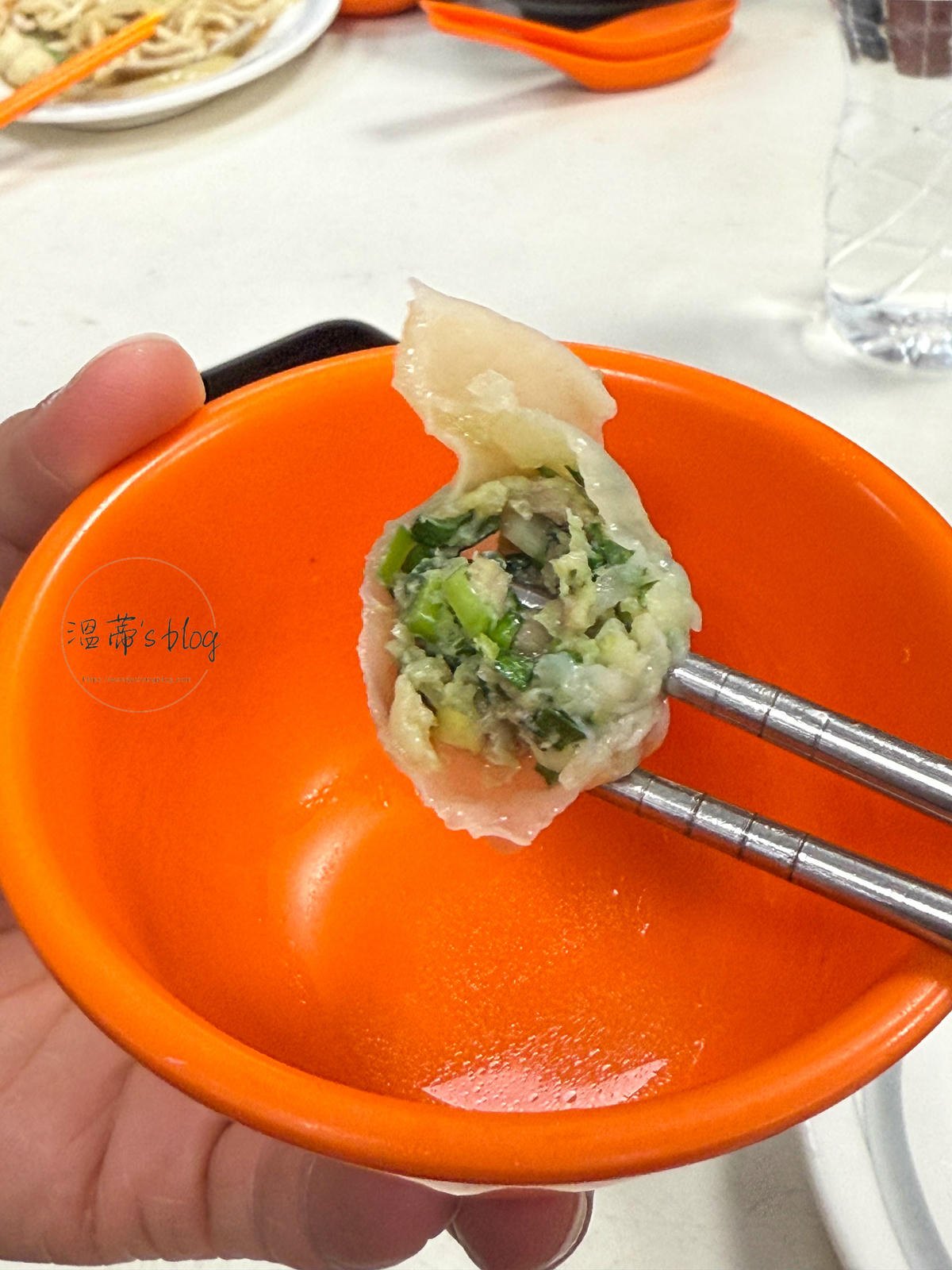 基隆美食「春興水餃店」現包皮薄多汁,排隊也要吃!-附菜單 - 第8張圖 水餃90元(15個)