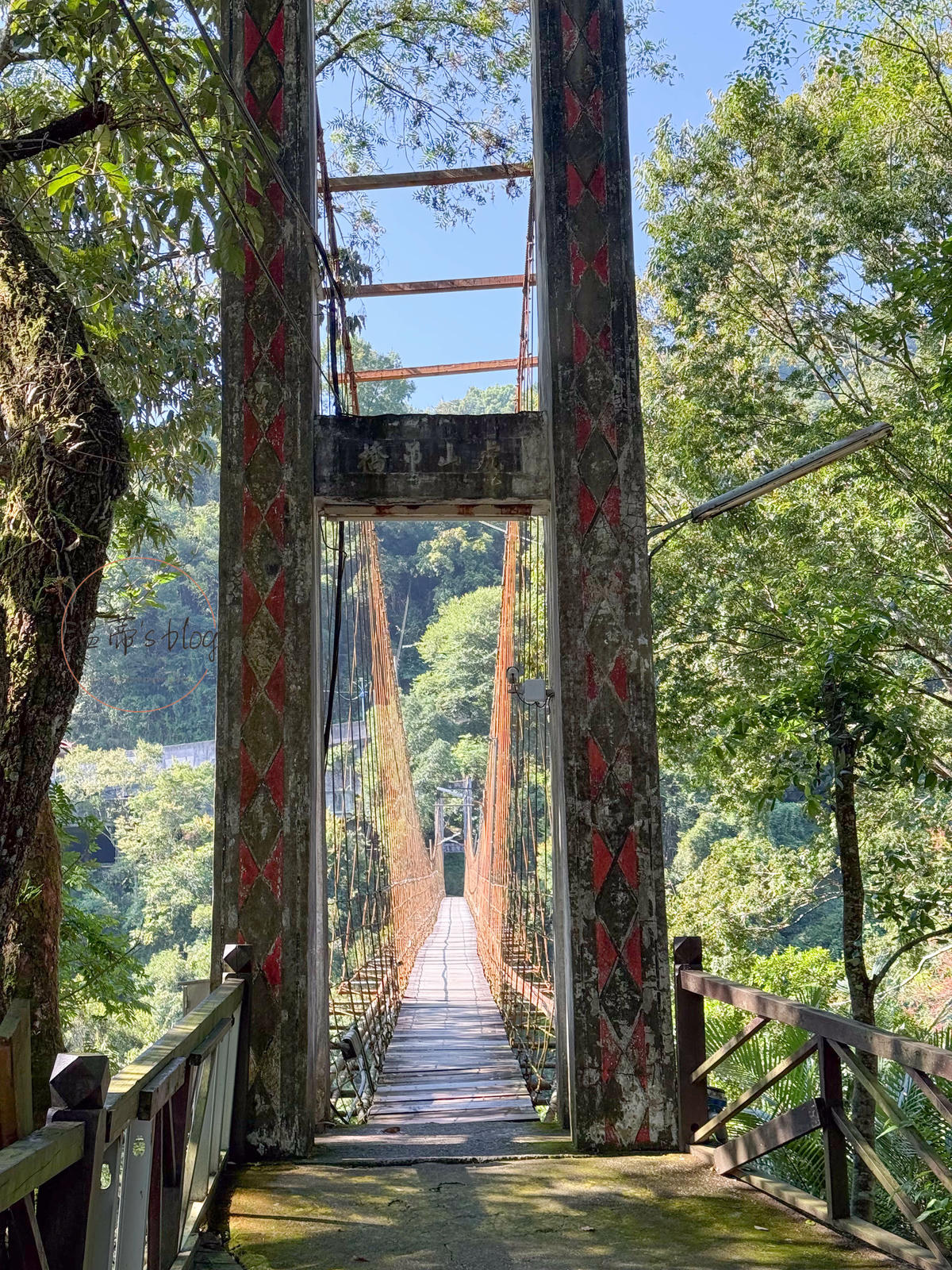 苗栗泰安住宿「虎山溫泉會館」走吊橋進小島,泡美人湯住一晚 - 第2張圖 虎山溫泉會館 虎山吊橋