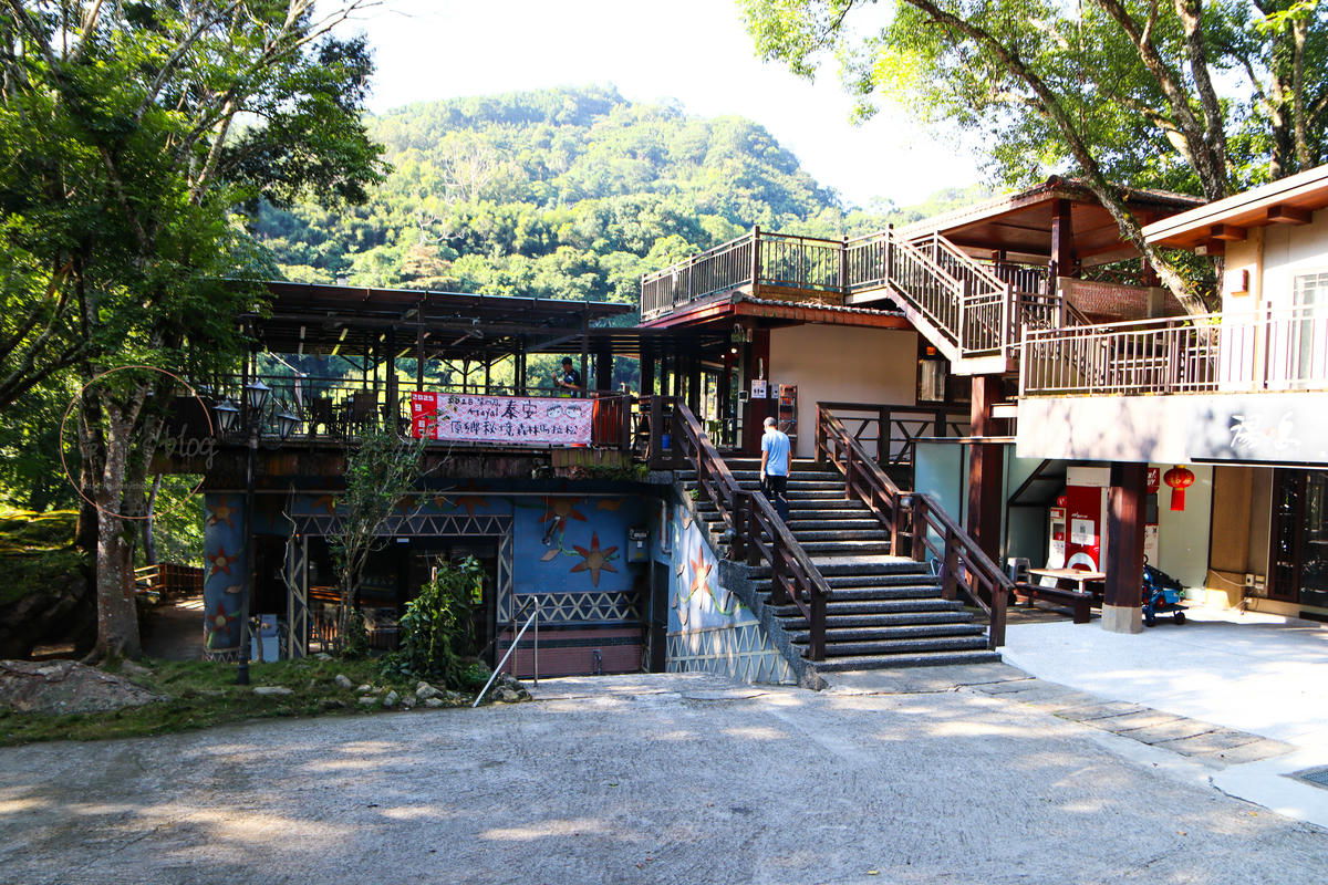 苗栗泰安住宿「虎山溫泉會館」走吊橋進小島,泡美人湯住一晚 - 第1張圖 苗栗泰安住宿「虎山溫泉會館」店家外觀