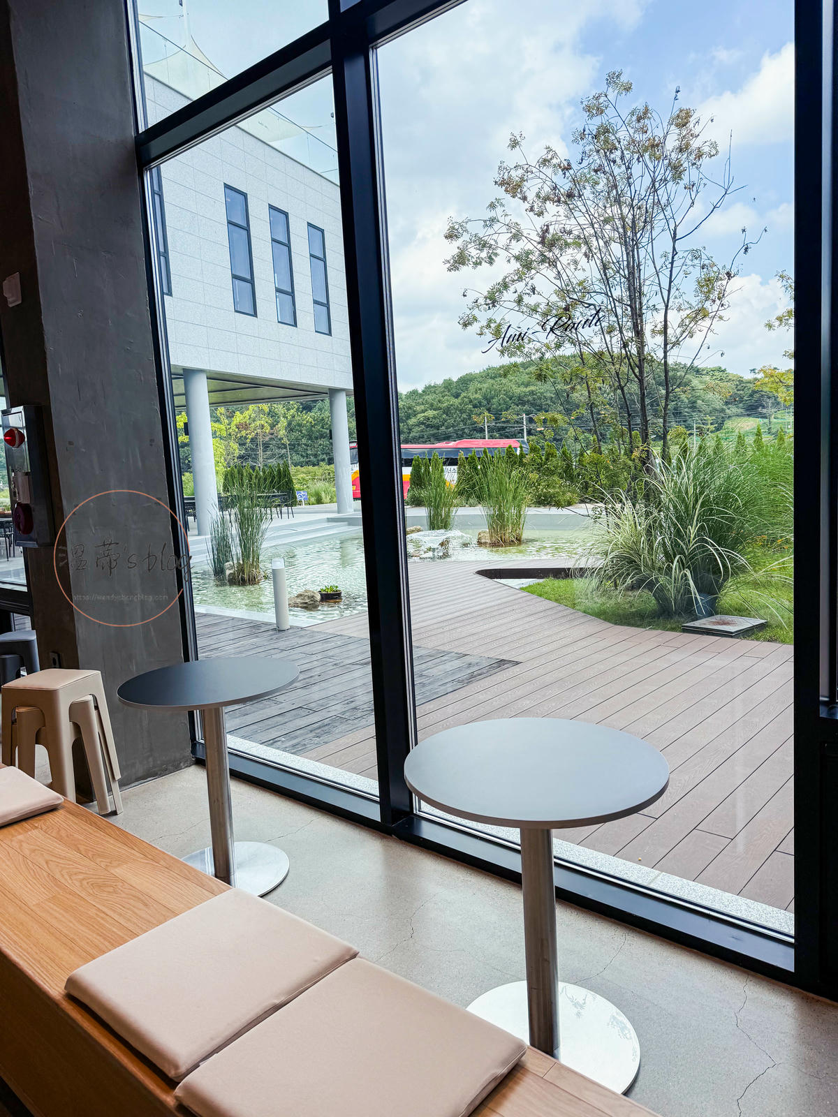 忠清南道「아미루트 Ami-Route」當地人氣網美咖啡廳 - 第4張圖 아미루트店內座位可看見外面小花園