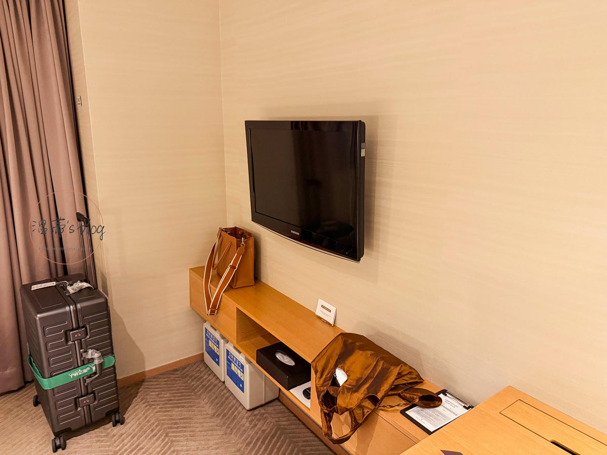 首爾皇家飯店（Royal Hotel Seoul）電視、桌子