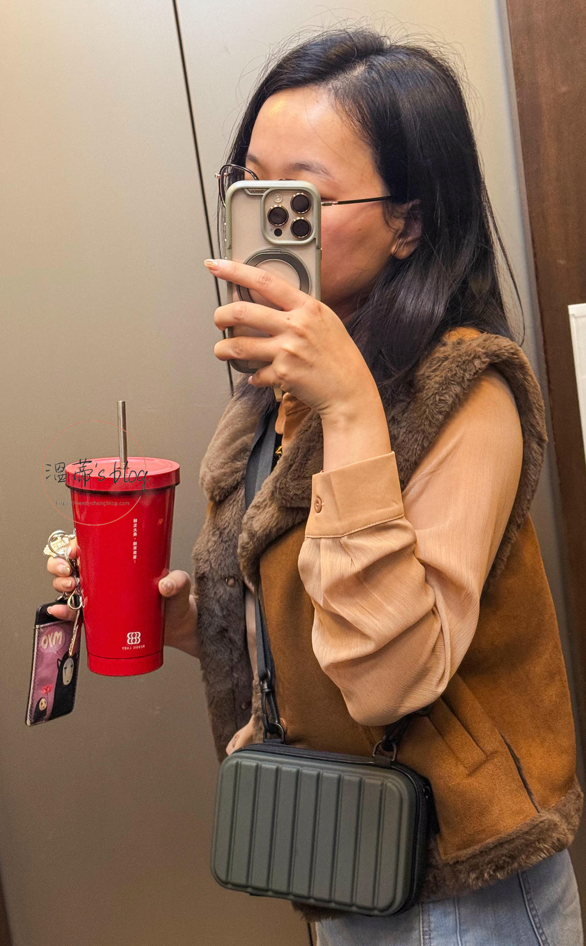 Travel Blue《旅途有型禮盒》綠色親膚烤漆斜背包　實背照