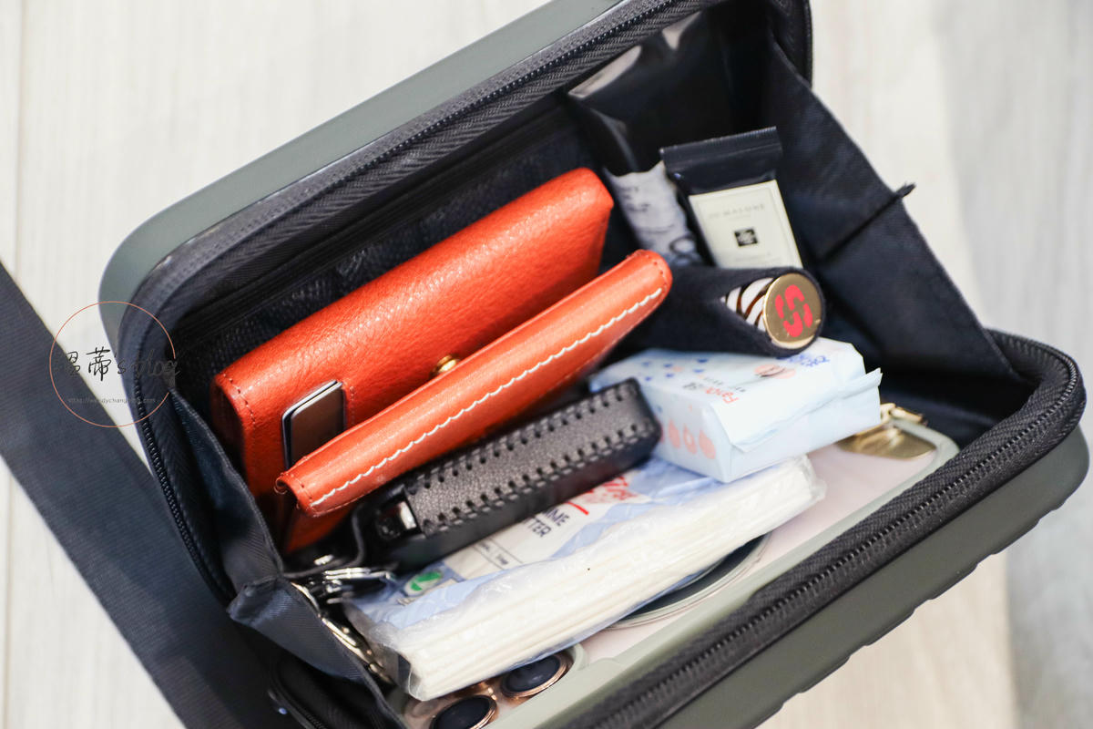 Travel Blue《旅途有型禮盒》綠色親膚烤漆斜背包可盛裝的物品