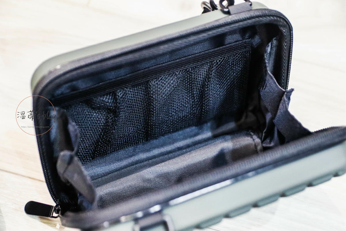 Travel Blue　親膚烤漆斜背包