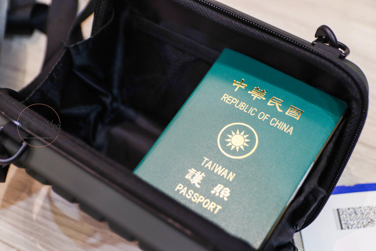 Travel Blue　親膚烤漆斜背包