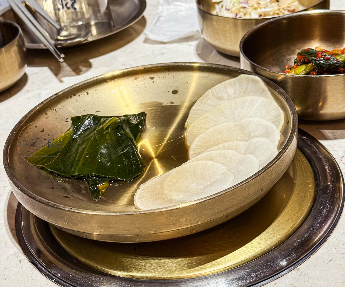 韓國汝矣島餐廳|육가온 여의도:專人代烤的高質感燒肉店 - 第9張圖 韓式醃蘿蔔片、醃山蒜葉