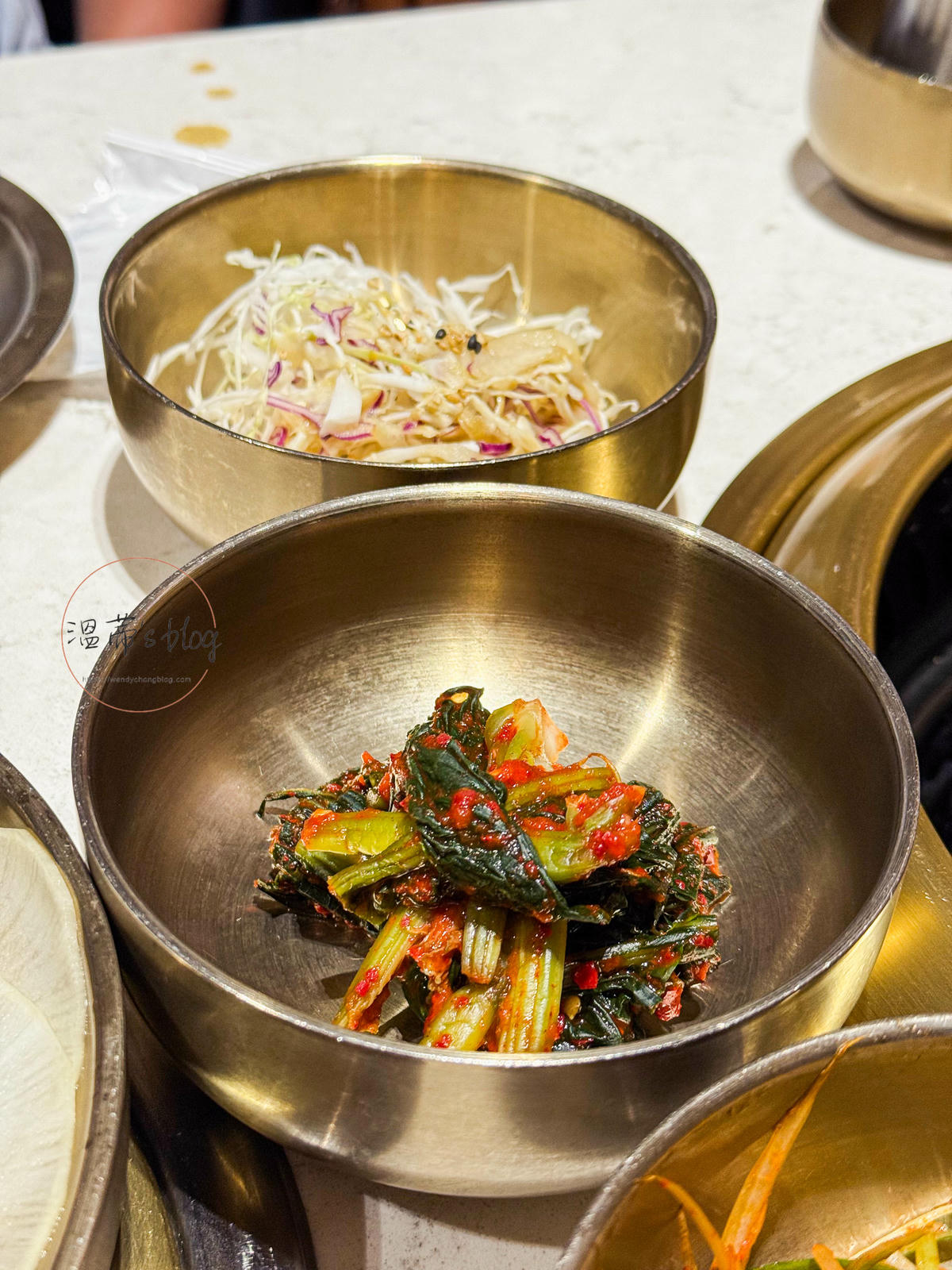 韓國汝矣島餐廳|육가온 여의도:專人代烤的高質感燒肉店 - 第8張圖 高麗菜沙拉、蔥沙拉、芥菜泡菜