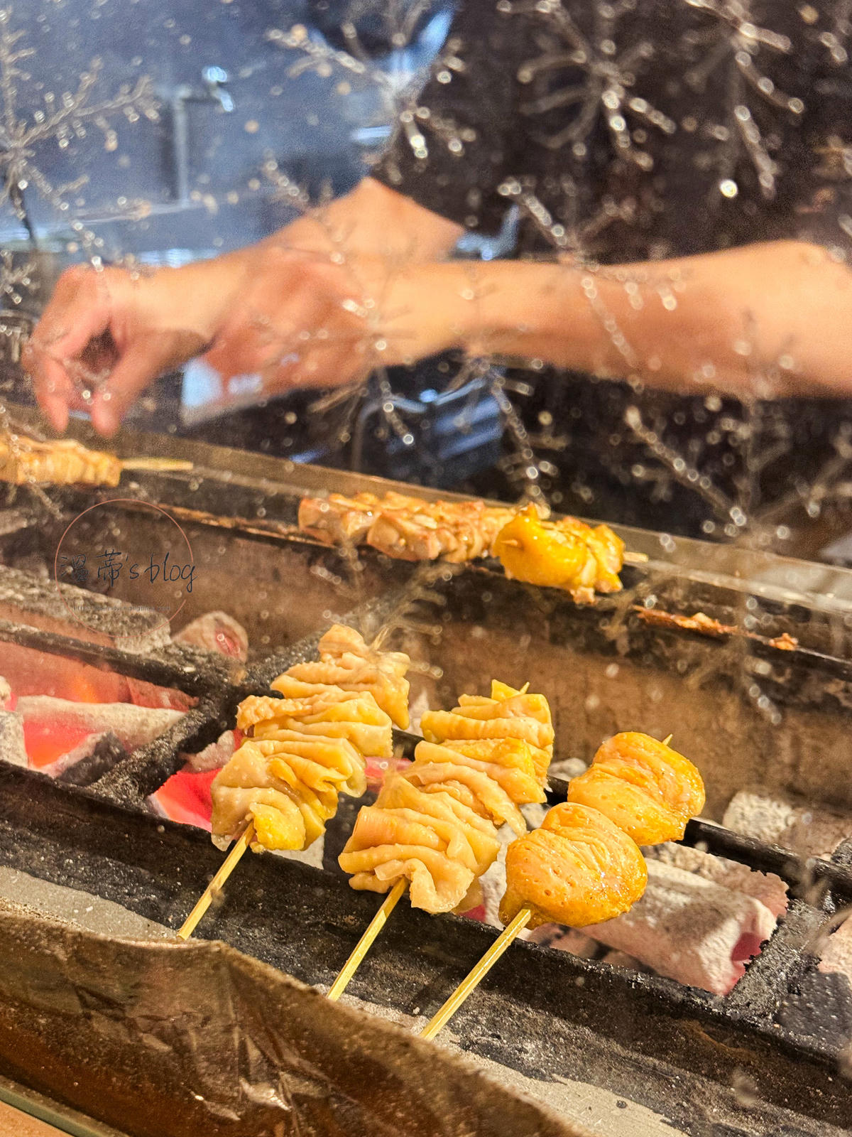 京丘炭火燒鳥專門店 吧檯區 炭火燒烤現場
