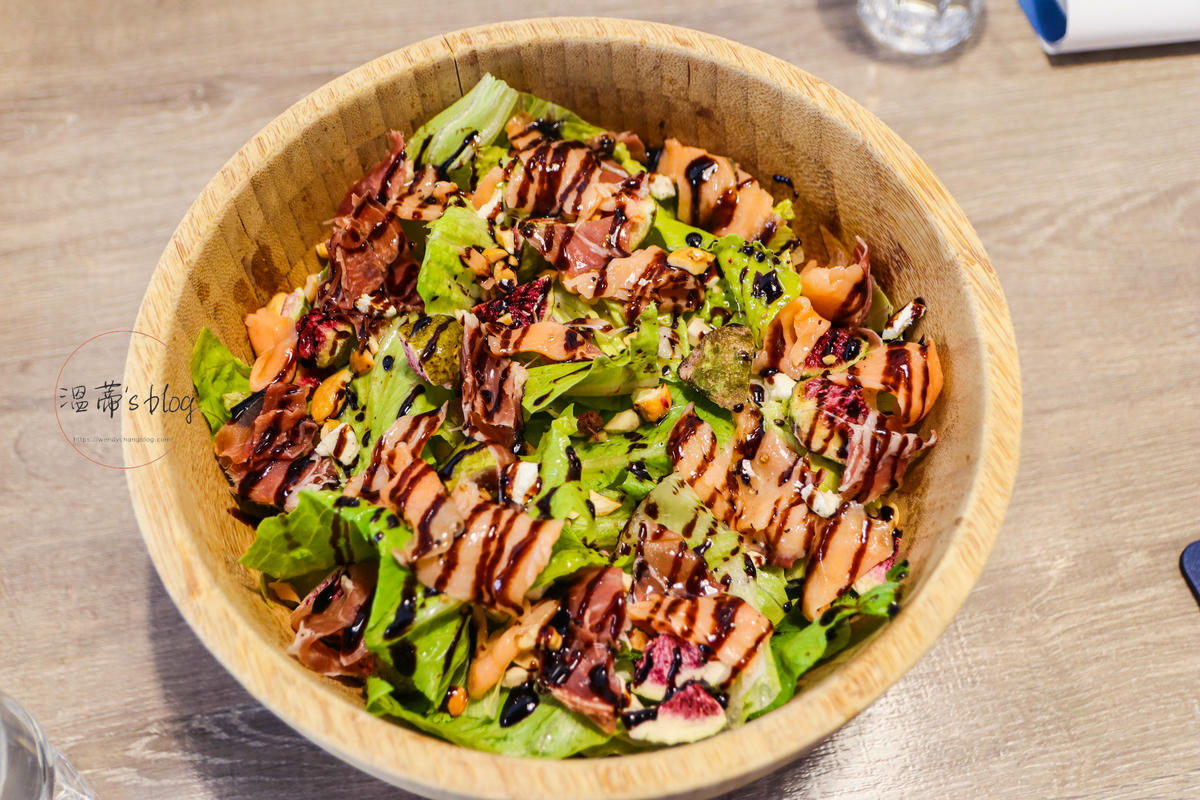 桃園華泰 outlet 聚餐推薦「Big Pier 大碼頭美式手抓海鮮餐廳」-附菜單 - 第10張圖 海陸饗宴沙拉520元