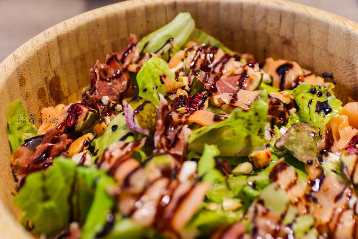 桃園華泰 outlet 聚餐推薦「Big Pier 大碼頭美式手抓海鮮餐廳」-附菜單 - 第11張圖 海陸饗宴沙拉520元