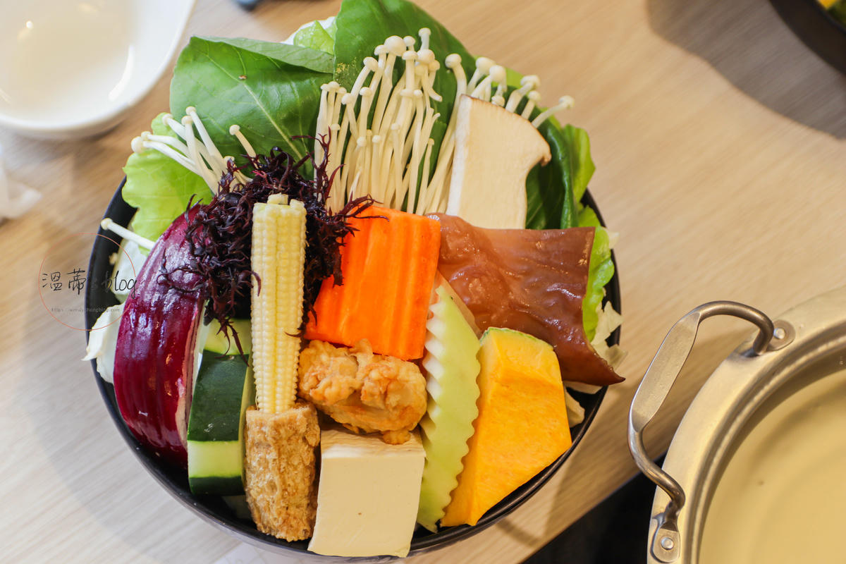 桃園藝文特區「大麻鍋物藝文店」吃火鍋也能解惑?抽籤體驗太有趣-附菜單 - 第10張圖 雙人就是愛吃肉套餐990元 菜盤