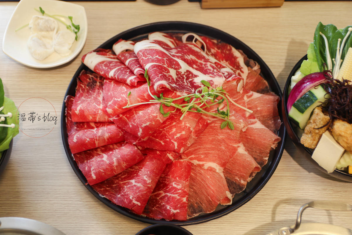 桃園藝文特區「大麻鍋物藝文店」吃火鍋也能解惑?抽籤體驗太有趣-附菜單 - 第11張圖 雙人就是愛吃肉套餐990元 板腱牛、梅花豬、沙朗霜降牛