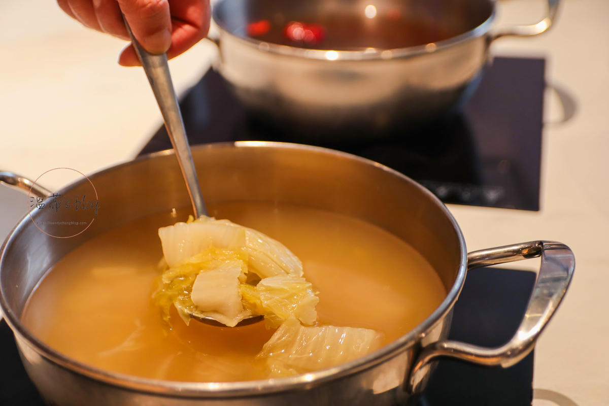 新北林口美食「很秋鍋物」質感火鍋店,爽喝大苑子冰沙-附菜單 - 第16張圖 東北酸白菜鍋80元