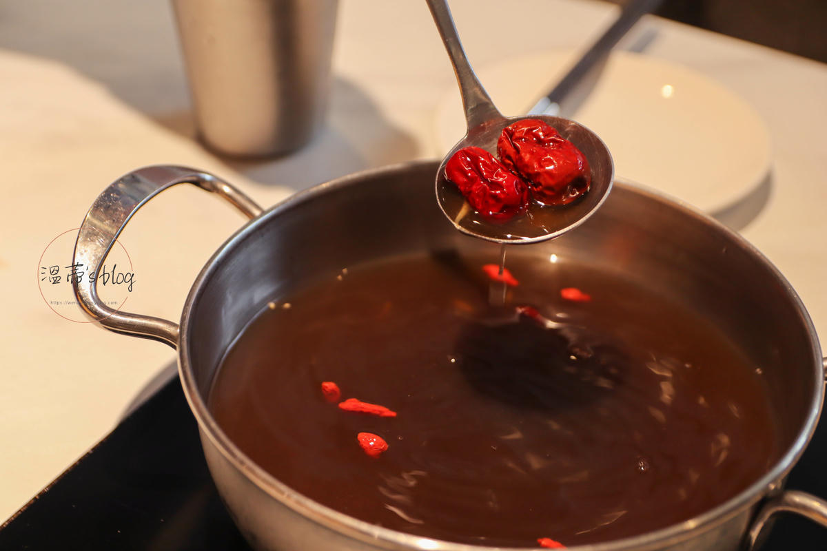 新北林口美食「很秋鍋物」質感火鍋店,爽喝大苑子冰沙-附菜單 - 第17張圖 藥膳養身湯60元