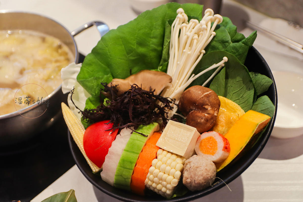 新北林口美食「很秋鍋物」質感火鍋店,爽喝大苑子冰沙-附菜單 - 第19張圖 菜盤