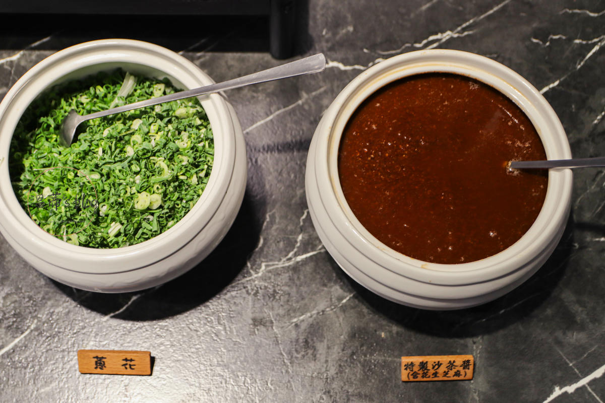 桃園藝文特區「極禾優質鍋物」海鮮七小福太強!湯底自然回甘不死鹹-附菜單 - 第13張圖 極禾 醬料區