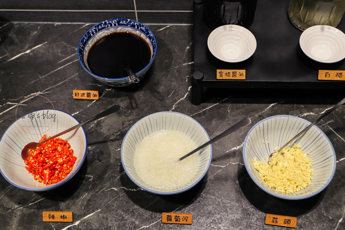 桃園藝文特區「極禾優質鍋物」海鮮七小福太強!湯底自然回甘不死鹹-附菜單 - 第12張圖 極禾 醬料區