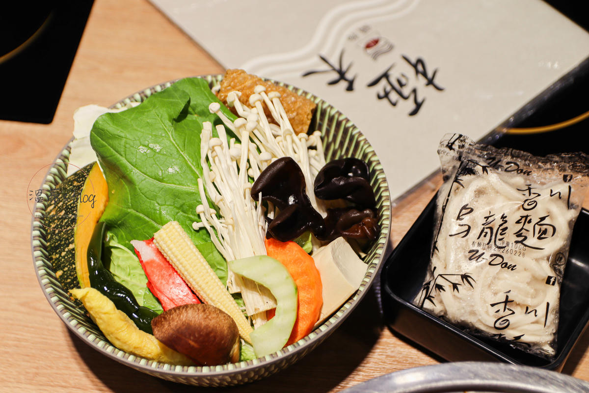 桃園藝文特區「極禾優質鍋物」海鮮七小福太強!湯底自然回甘不死鹹-附菜單 - 第38張圖 套餐菜盤、附餐烏龍麵