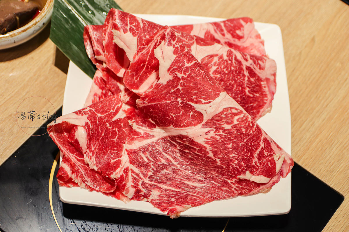 桃園藝文特區「極禾優質鍋物」海鮮七小福太強!湯底自然回甘不死鹹-附菜單 - 第24張圖 Prime極黑嫩肩牛小排鍋580元