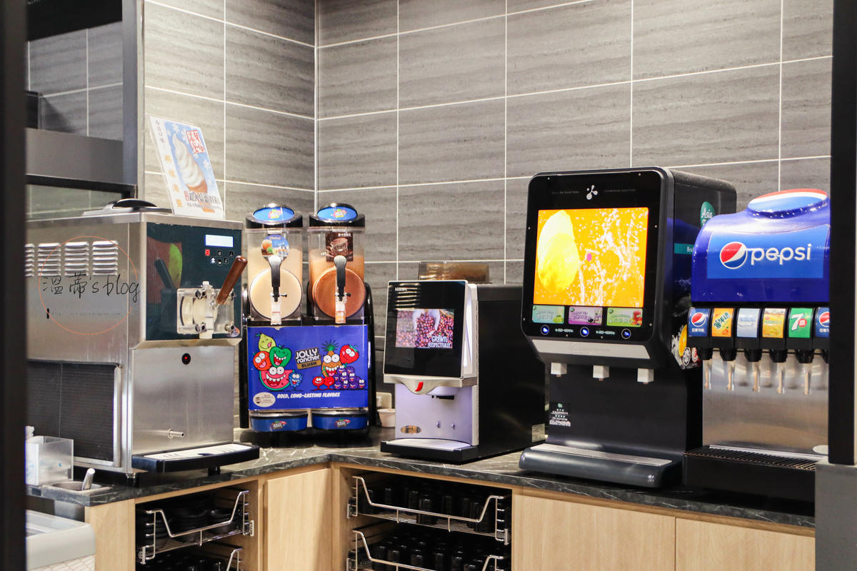 桃園藝文特區「極禾優質鍋物」海鮮七小福太強!湯底自然回甘不死鹹-附菜單 - 第6張圖 極禾優質鍋物 自助吧(飲料、冰淇淋)