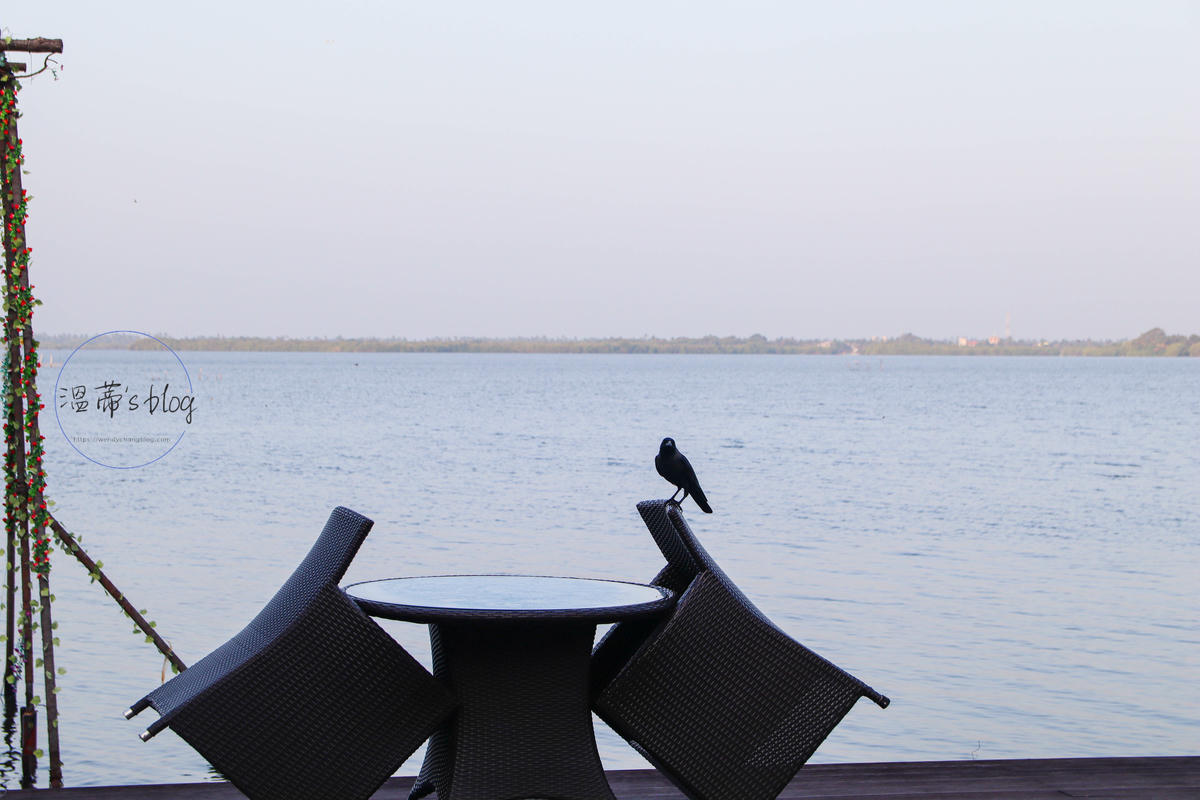 斯里蘭卡住宿|阿瑪基阿利亞飯店(Amagi Aria)漂亮的潟湖景飯店 - 第13張圖 湖景旁的露天座位