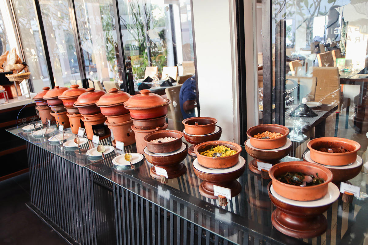 斯里蘭卡住宿|阿瑪基阿利亞飯店(Amagi Aria)漂亮的潟湖景飯店 - 第17張圖 阿瑪基阿利亞飯店 自助餐咖哩