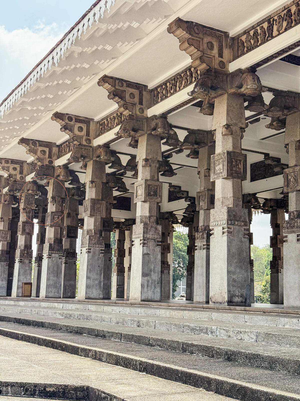 在石柱間拍照很漂亮