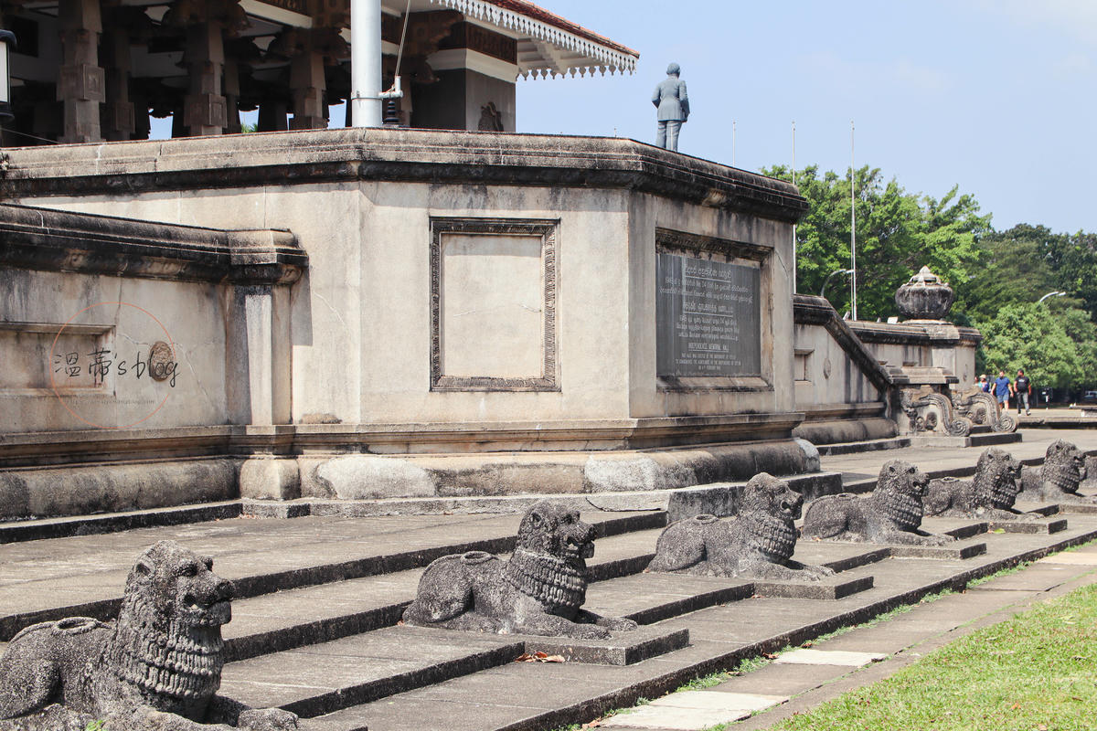 獨立紀念廣場上台階前