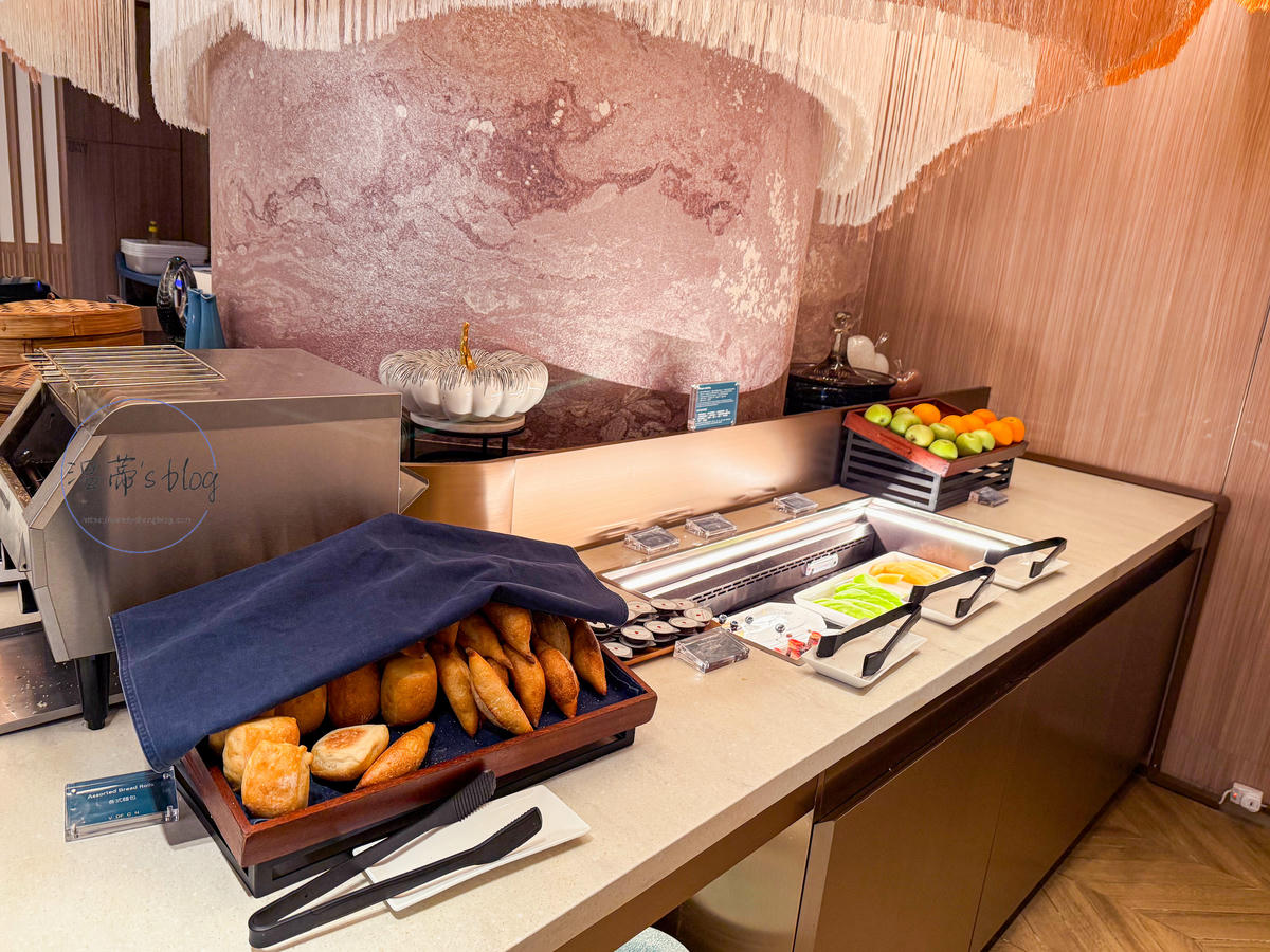 KYRA Lounge 麵包、水果