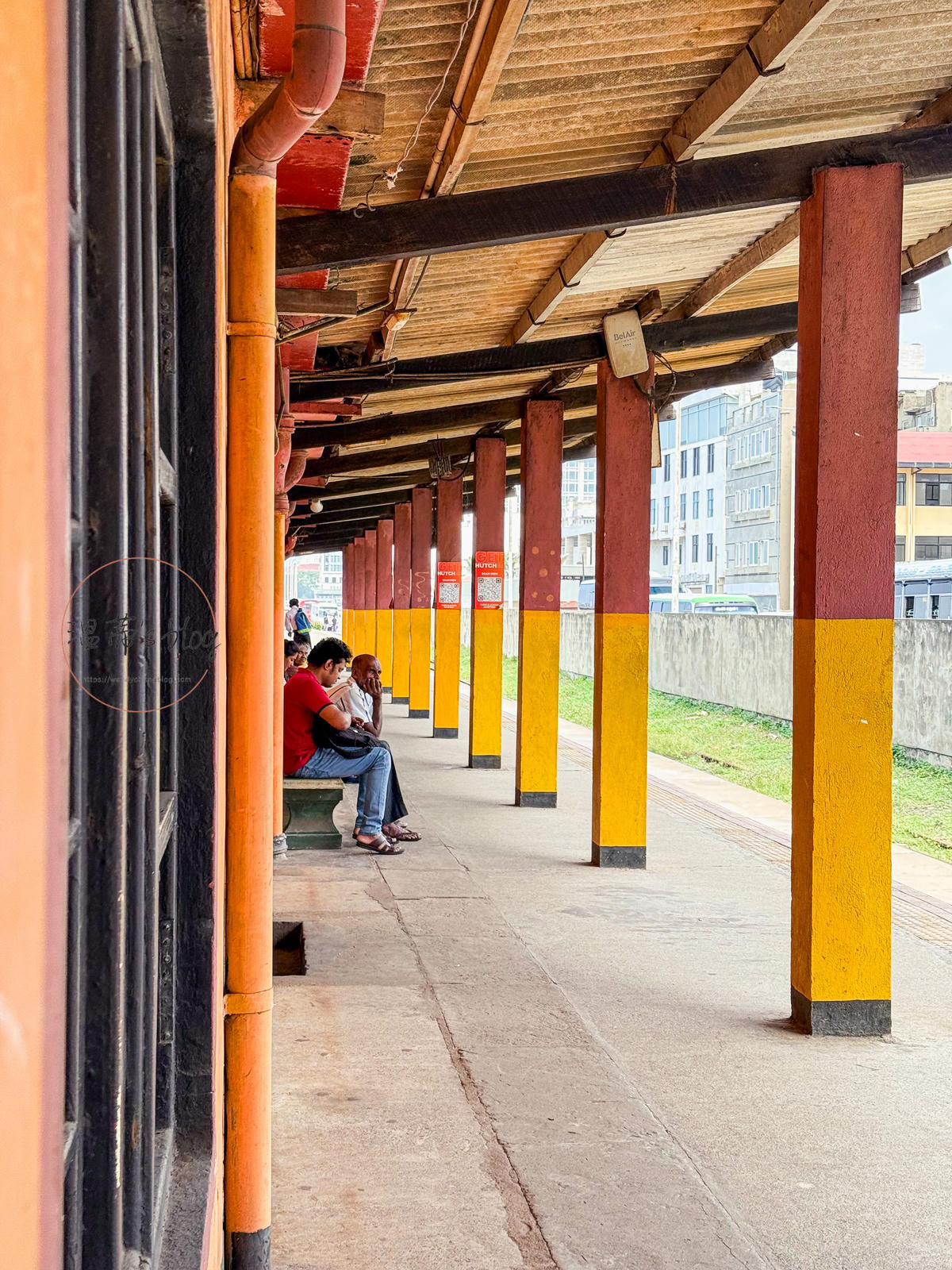 斯里蘭卡景點|搭上世界最美的濱海火車,斯里蘭卡海岸線火車體驗分享 - 第8張圖 Kollupitiya等待火車進站時