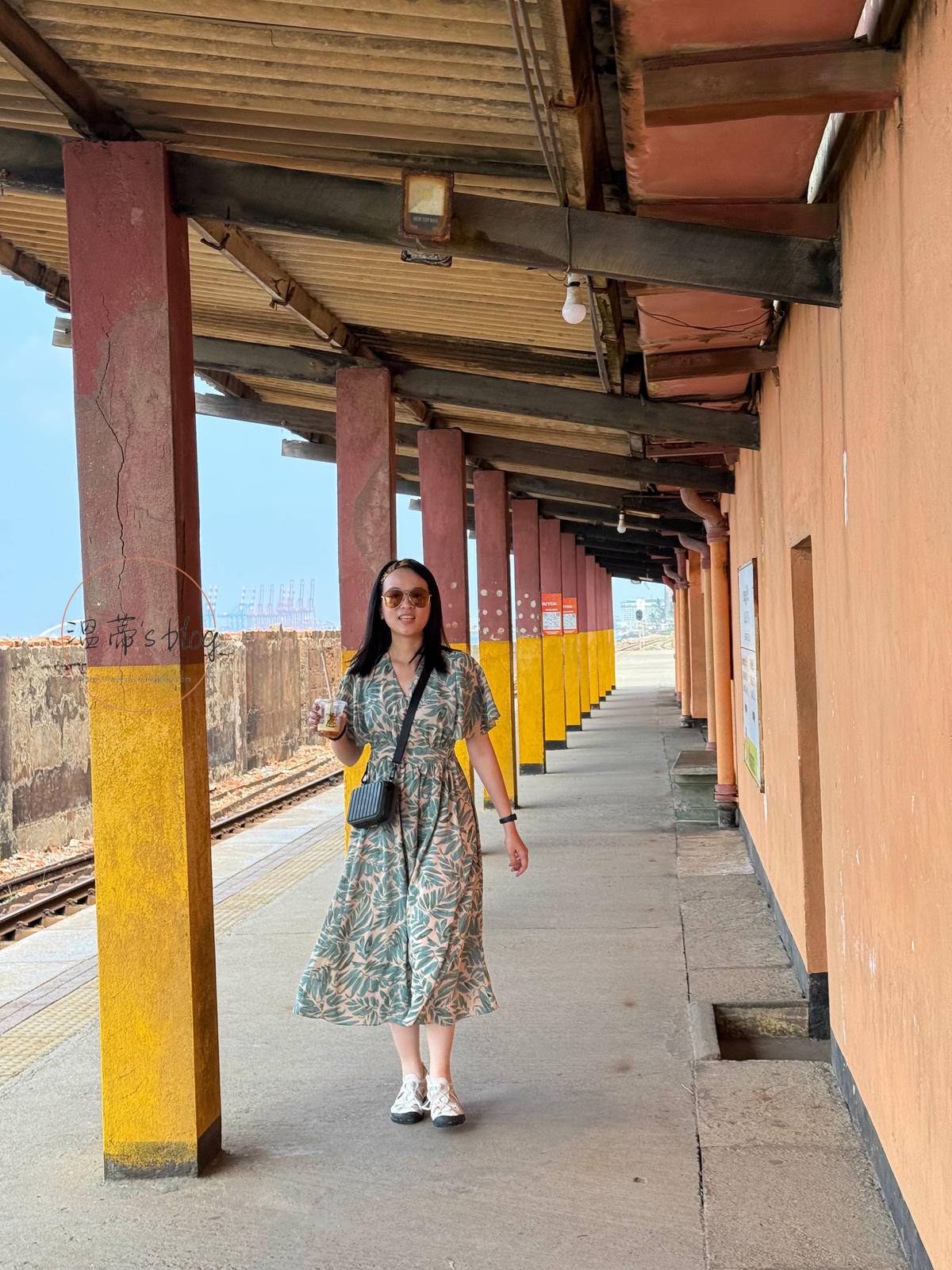 斯里蘭卡景點|搭上世界最美的濱海火車,斯里蘭卡海岸線火車體驗分享 - 第9張圖 Kollupitiya等待火車進站時