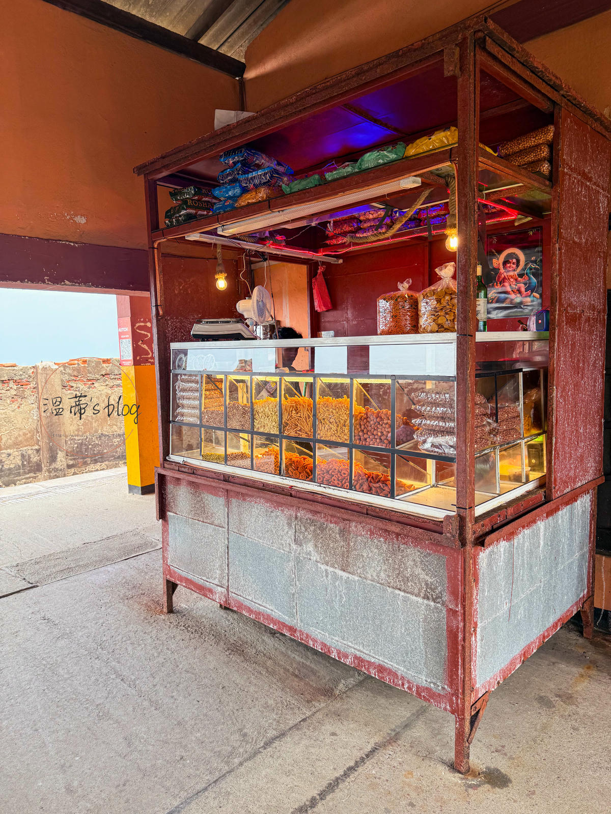 斯里蘭卡景點|搭上世界最美的濱海火車,斯里蘭卡海岸線火車體驗分享 - 第10張圖 Kollupitiya火車站內可購買食物