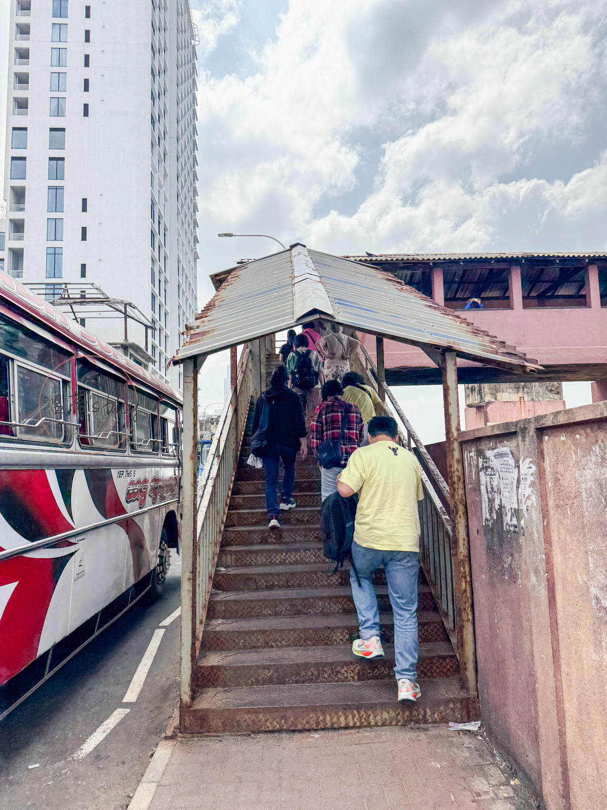 斯里蘭卡景點|搭上世界最美的濱海火車,斯里蘭卡海岸線火車體驗分享 - 第2張圖 前往Kollupitiya站台的階梯