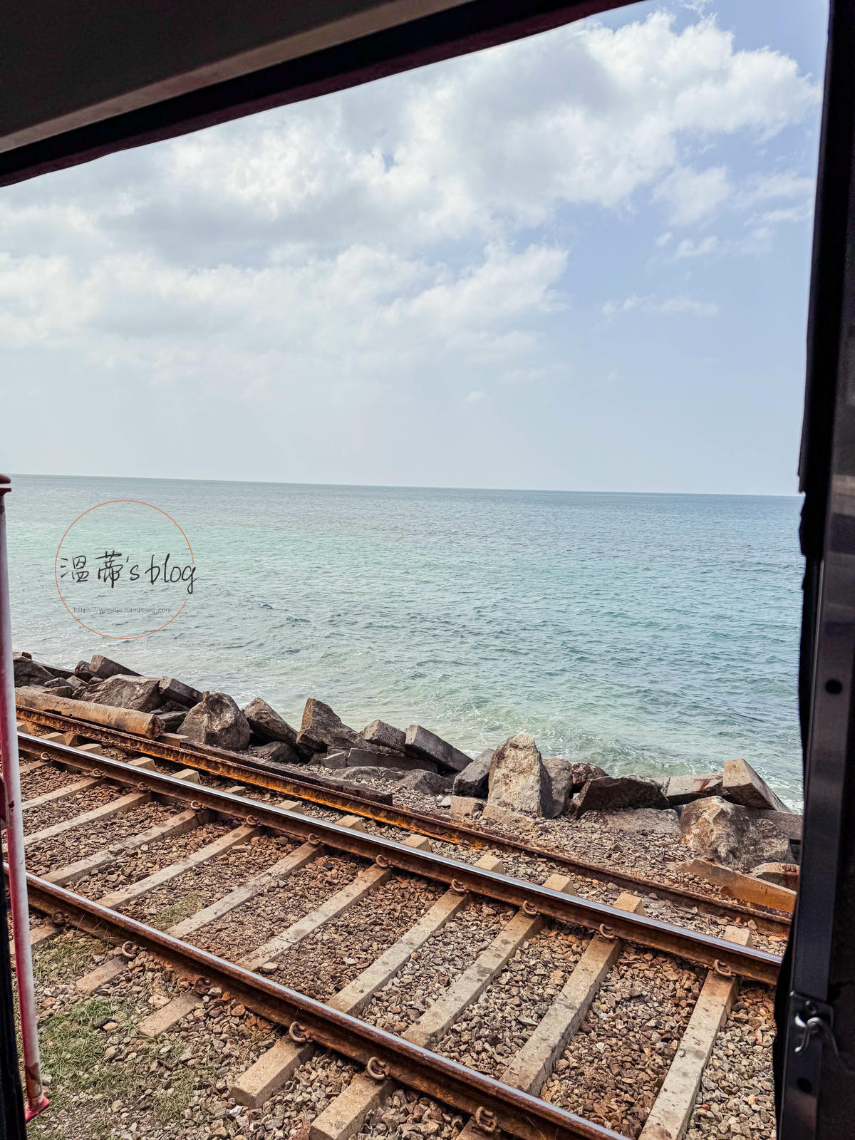 斯里蘭卡景點|搭上世界最美的濱海火車,斯里蘭卡海岸線火車體驗分享 - 第14張圖 濱海火車上的海景