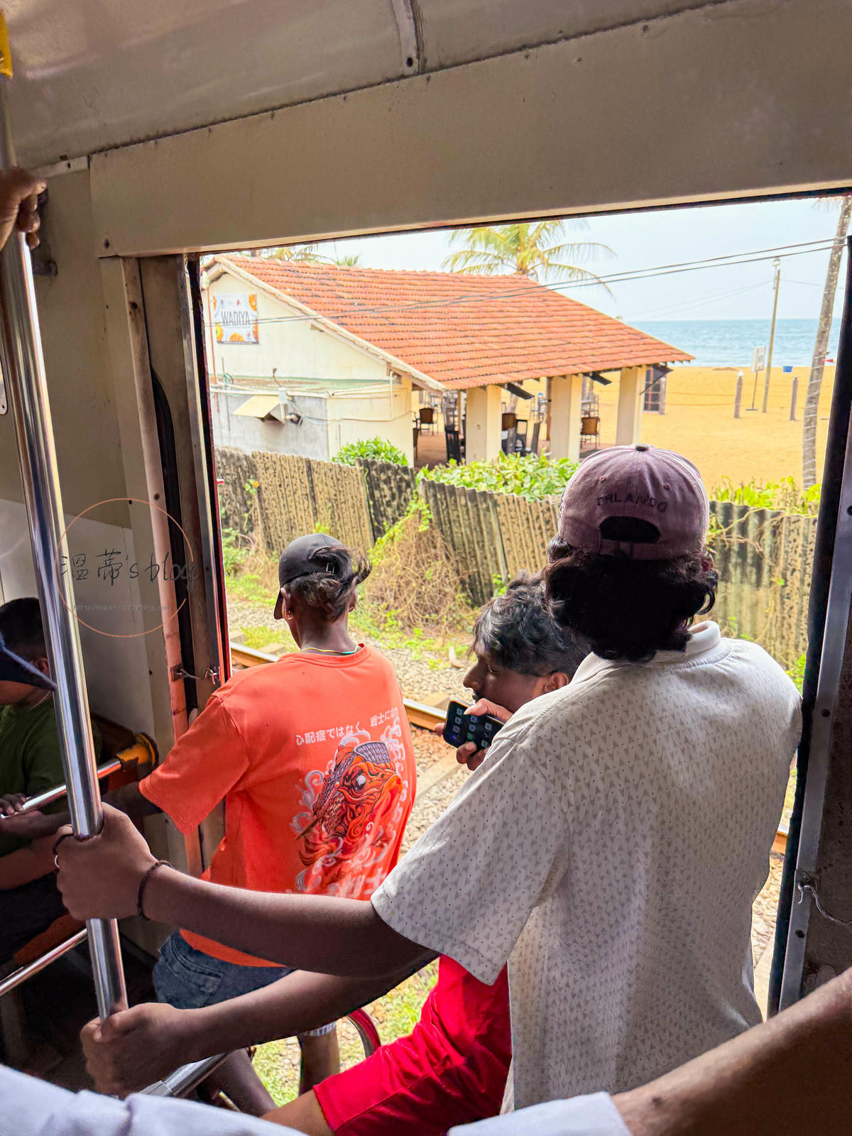 斯里蘭卡景點|搭上世界最美的濱海火車,斯里蘭卡海岸線火車體驗分享 - 第16張圖 濱海火車上的海景