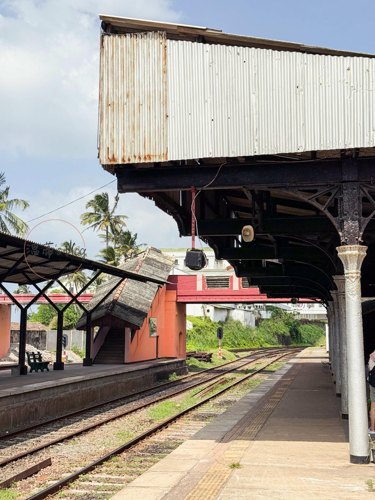 斯里蘭卡景點|搭上世界最美的濱海火車,斯里蘭卡海岸線火車體驗分享 - 第18張圖 Mount Lavinia候車處