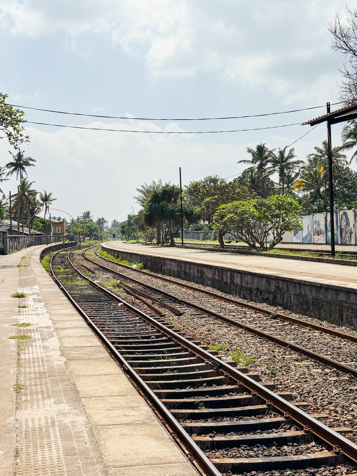 斯里蘭卡景點|搭上世界最美的濱海火車,斯里蘭卡海岸線火車體驗分享 - 第19張圖 Mount Lavinia鐵軌
