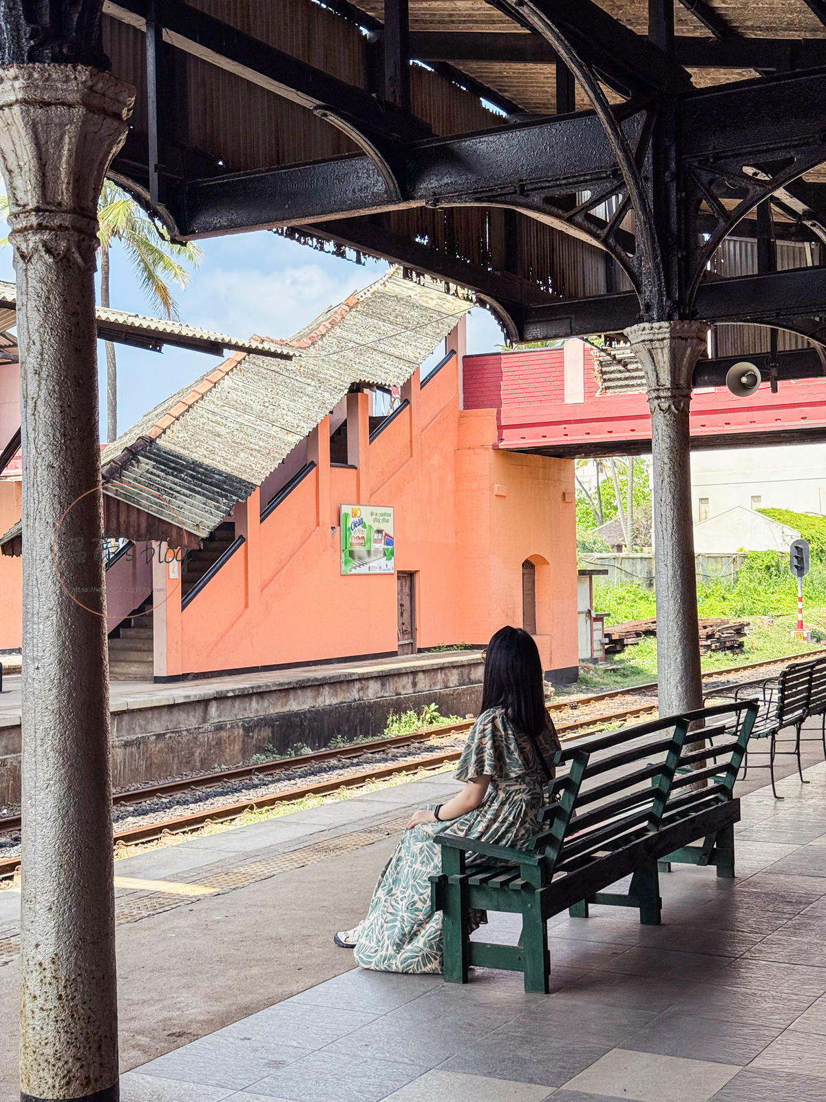 斯里蘭卡景點|搭上世界最美的濱海火車,斯里蘭卡海岸線火車體驗分享 - 第21張圖 Mount Lavinia等候區